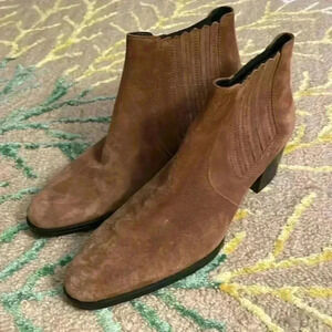 Tod’s sand suede Italian elastic Chelsea block heel ankle boot 38 EUC